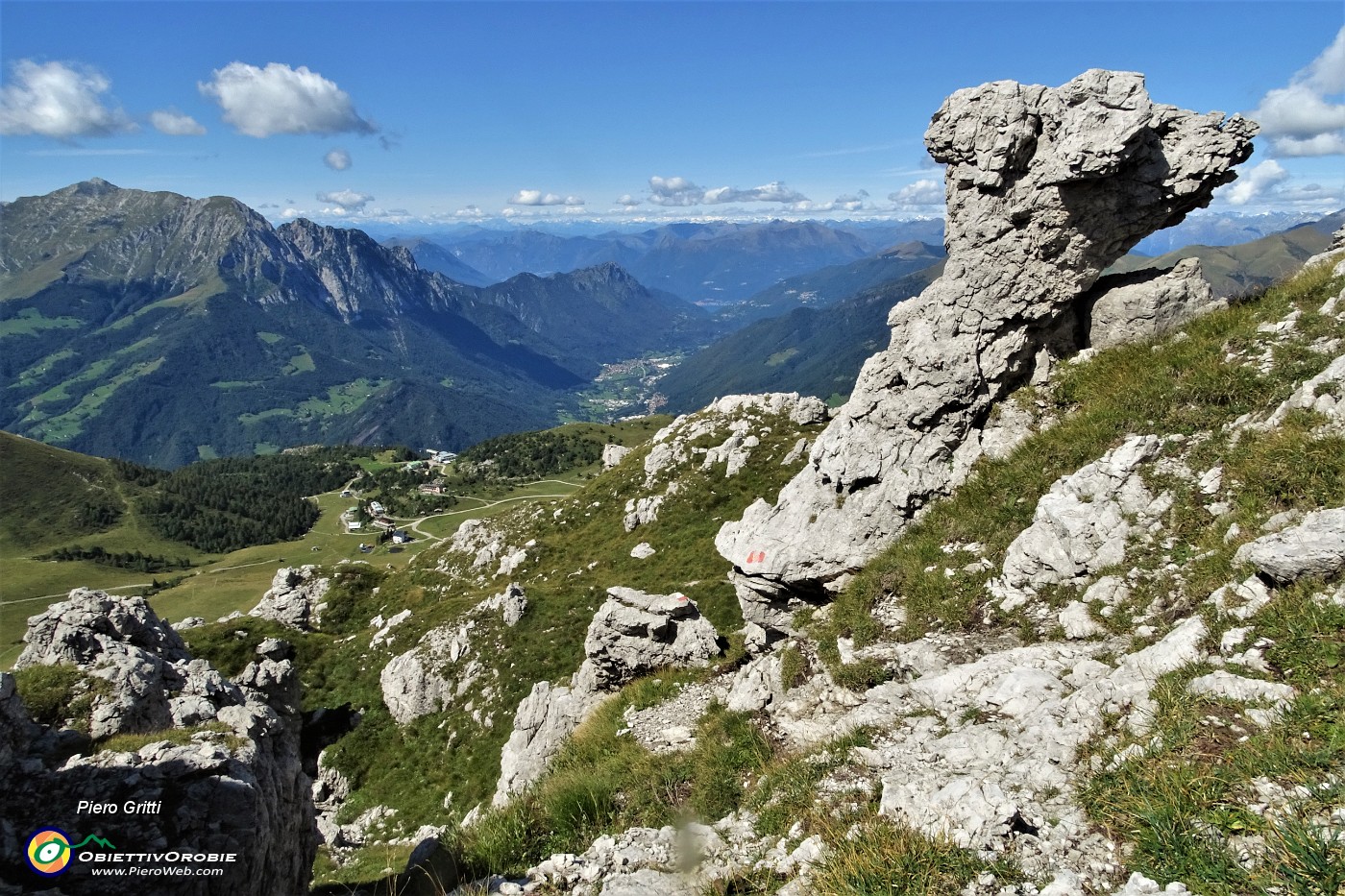 38 Passaggio tra spettacolari roccioni.JPG